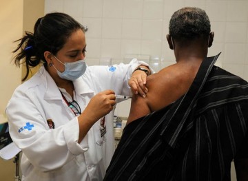 No Arsenal da Esperança começa a vacinação contra covid-19 de acolhidos maiores de 60 anos