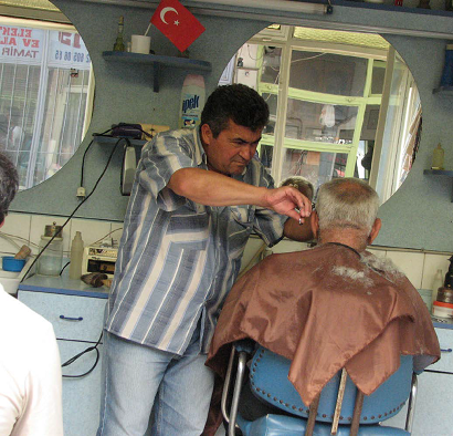 Turchia, Pergamo, barbiere all'opera