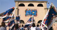 Bandiere del Sermig dinanzi all'Arsenale di Torino